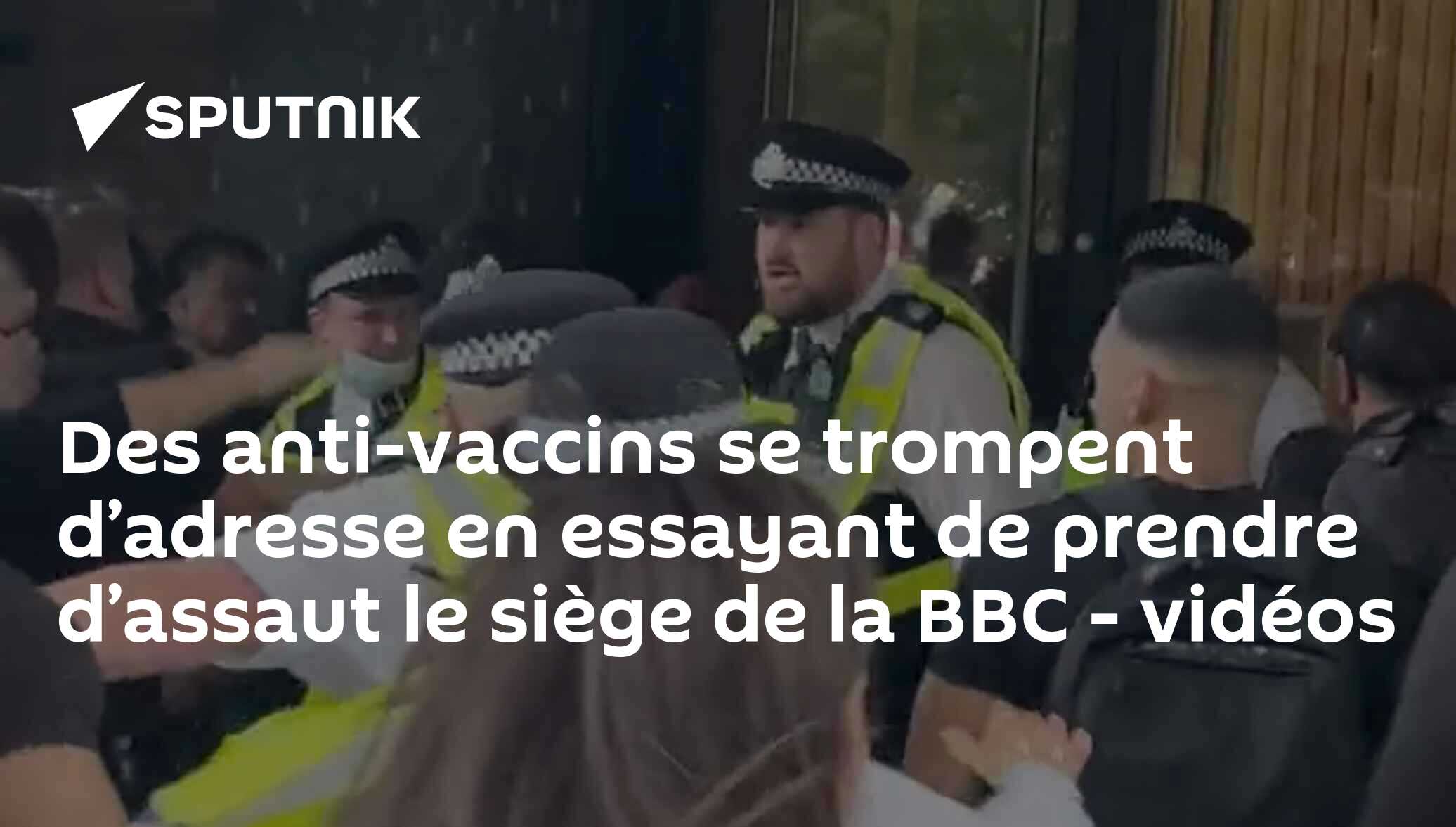 Des anti-vaccins se trompent d’adresse en essayant de prendre d’assaut le siège de la BBC - vidéos
