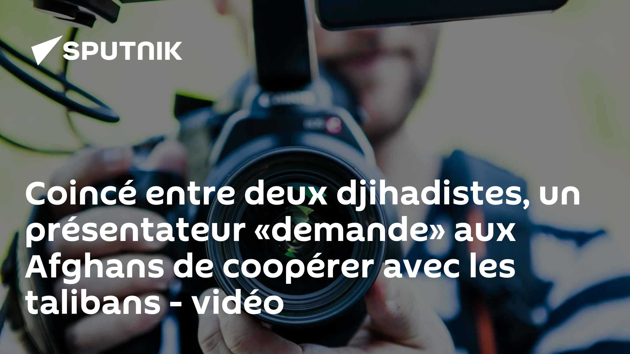 Coincé entre deux djihadistes, un présentateur «demande» aux Afghans de coopérer avec les talibans - vidéo