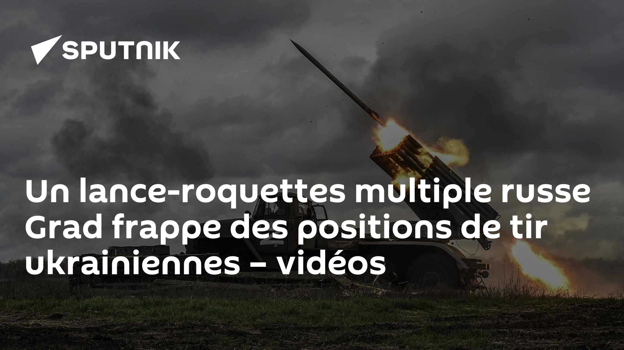 Un lance-roquettes multiple russe Grad frappe des positions de tir ...