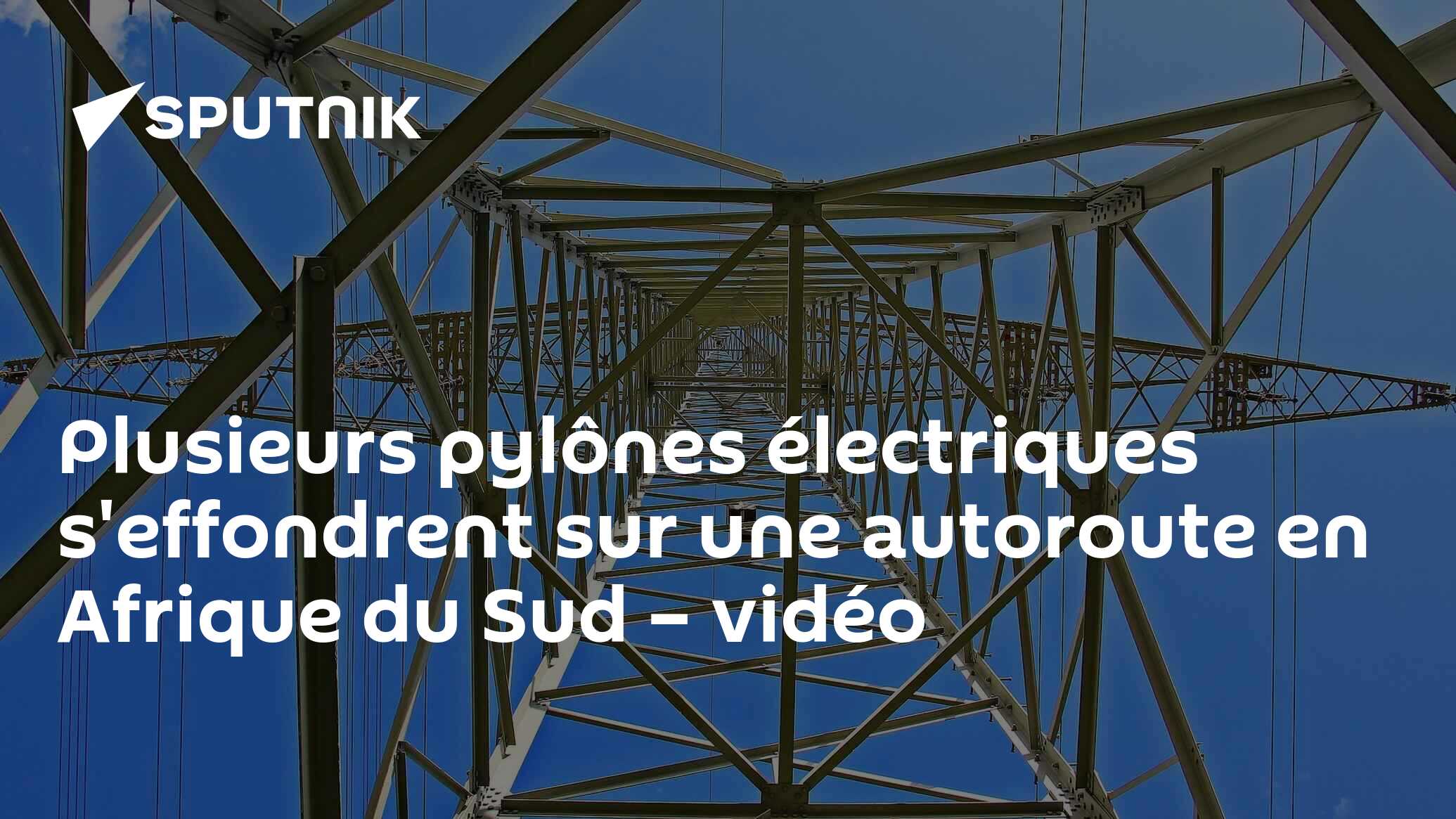 Plusieurs pylônes électriques s'effondrent sur une autoroute en Afrique