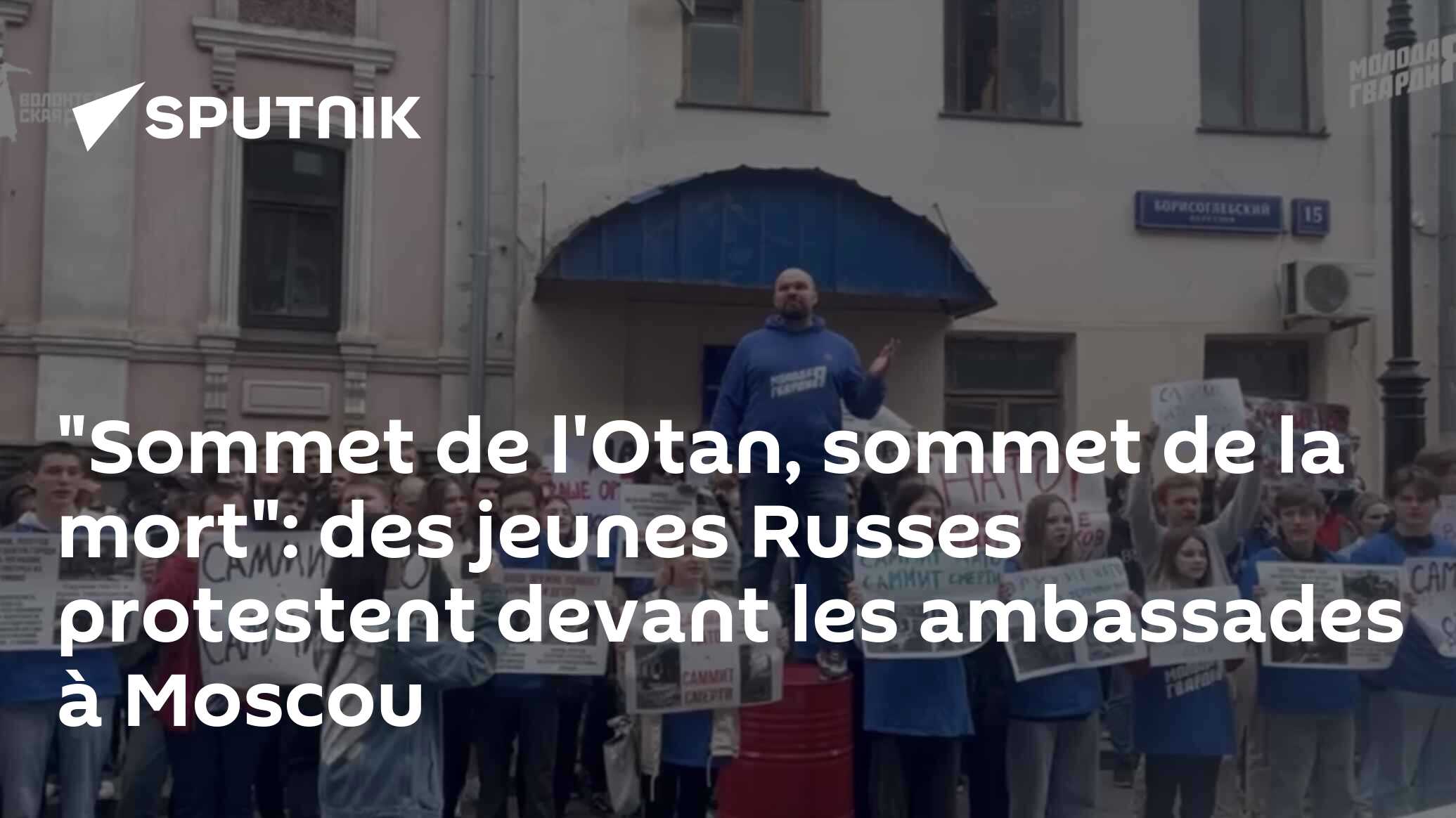 "Sommet de l'Otan, sommet de la mort": des jeunes Russes protestent devant les ambassades à Moscou
