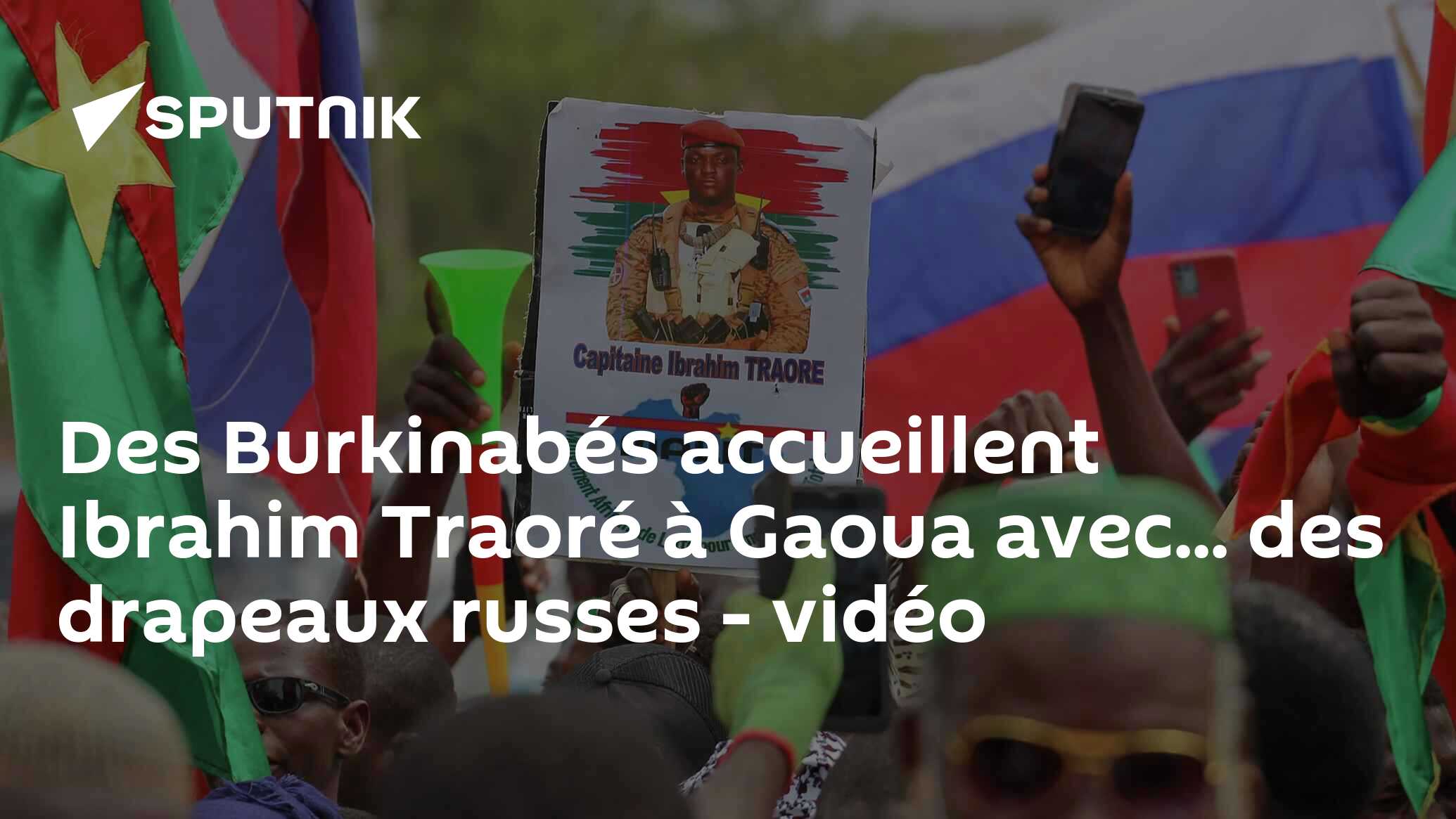 Des Burkinabés accueillent Ibrahim Traoré à Gaoua avec... des drapeaux russes - vidéo