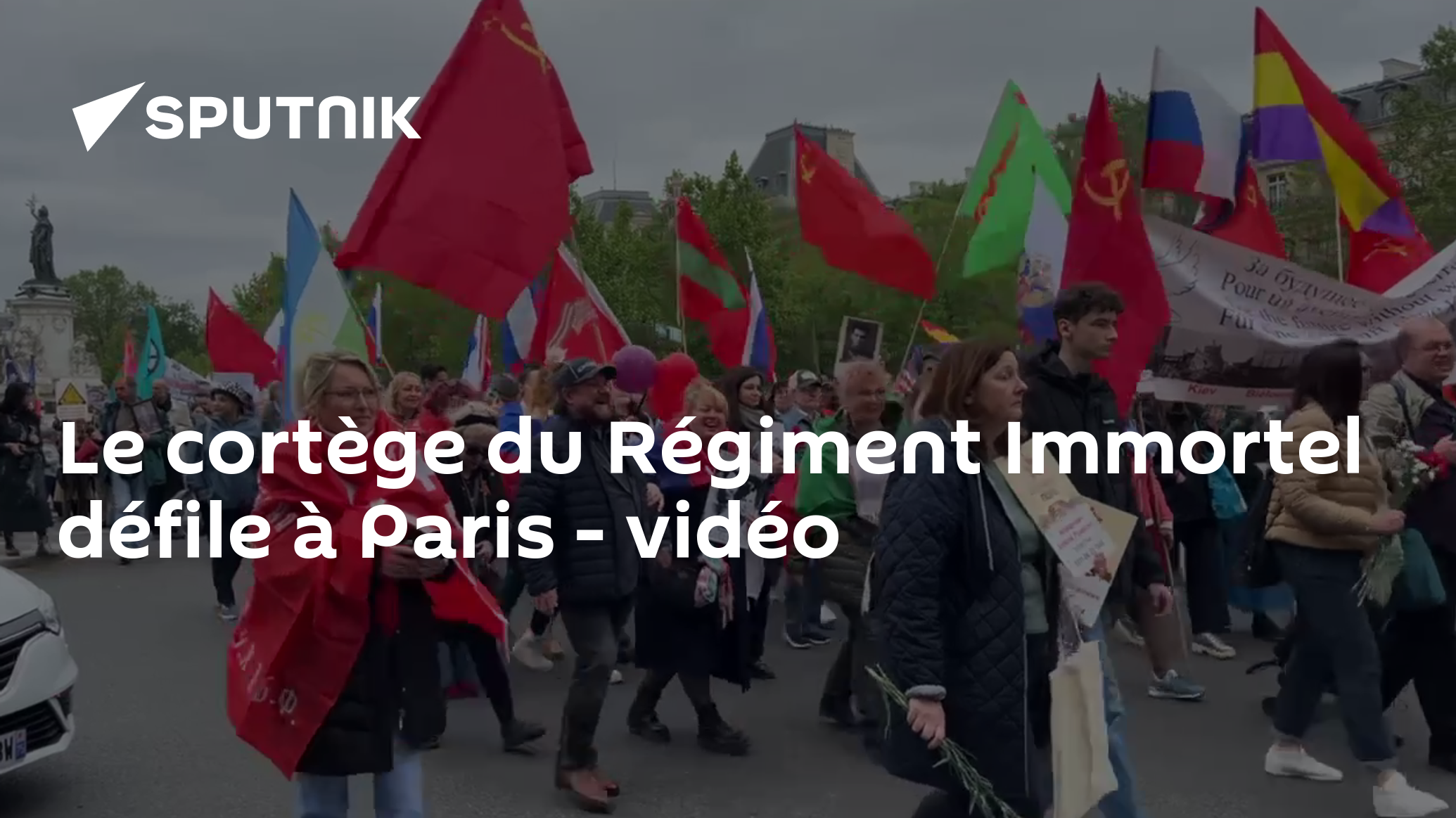 Le cortège du Régiment Immortel défile à Paris - vidéo