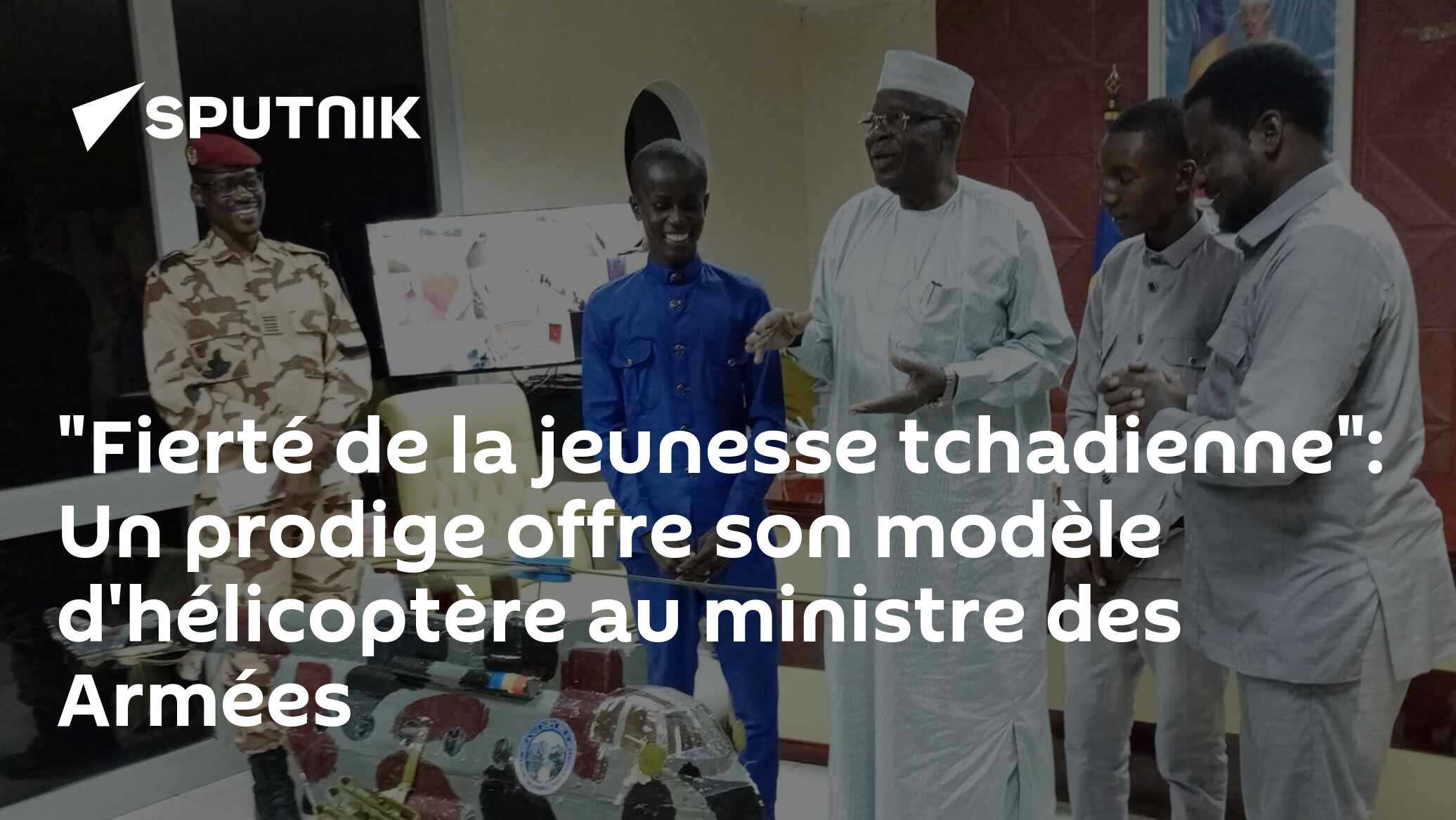 "Fierté de la jeunesse tchadienne": Un prodige offre son modèle d'hélicoptère au ministre des Armées