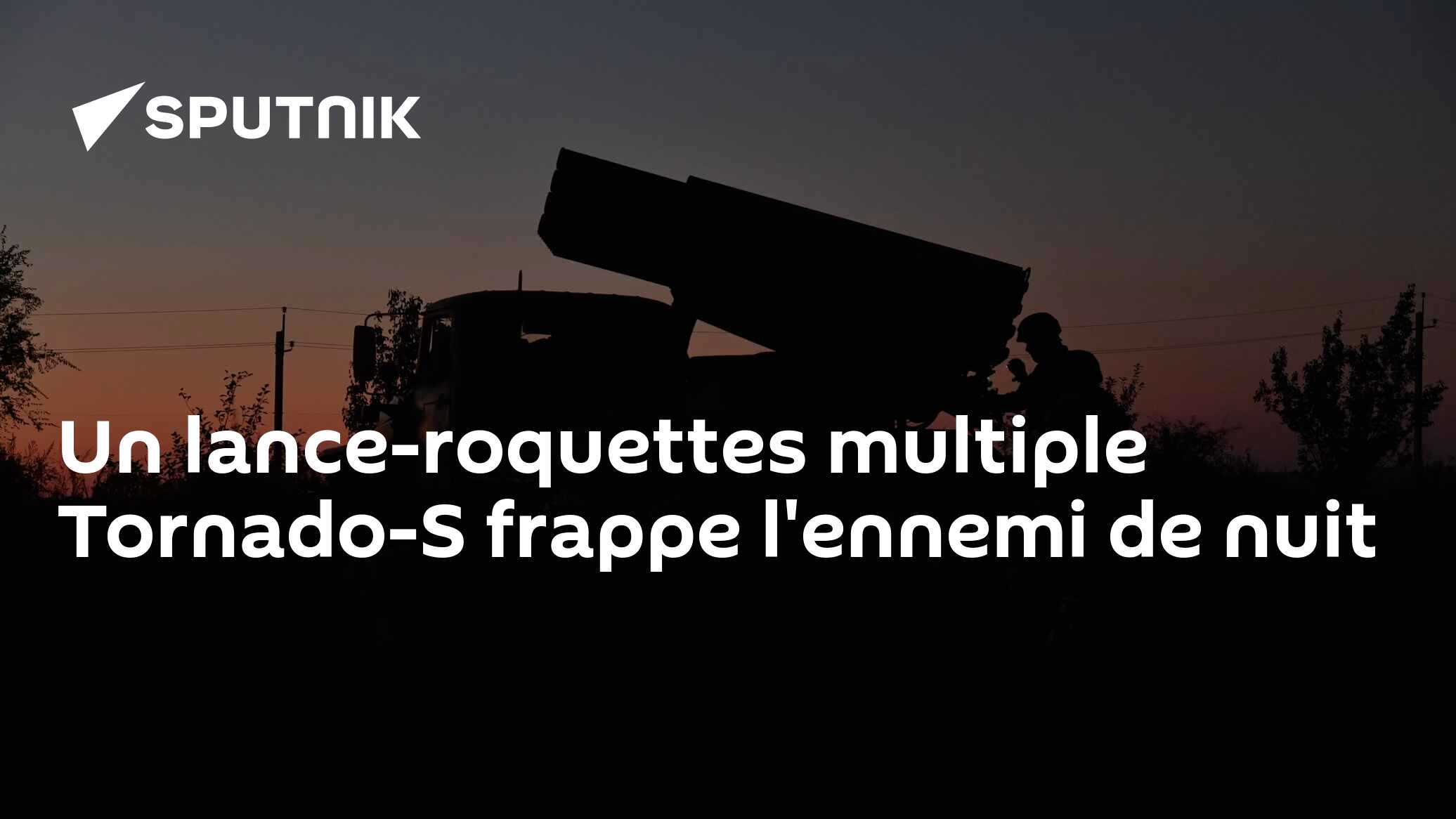 Un lance-roquettes multiple Tornado-S frappe l'ennemi de nuit