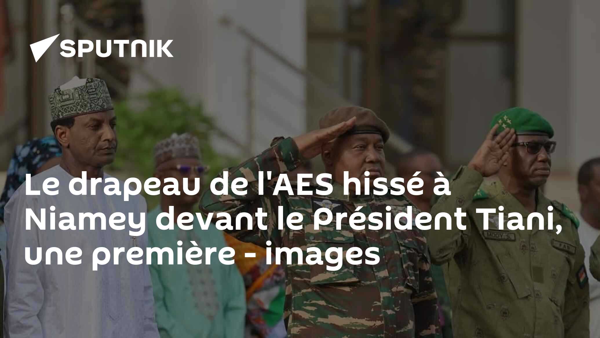 Le drapeau de l'AES hissé à Niamey devant le Président Tiani, une première - images