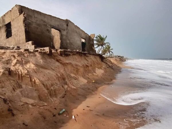 Togo: victimes de l’érosion côtière, les populations de la côte demandent réparation à la Banque mondiale – reportage Togo: victimes de l’érosion côtière, les populations de la côte demandent réparation à la Banque mondiale – reportage - Sputnik Afrique
