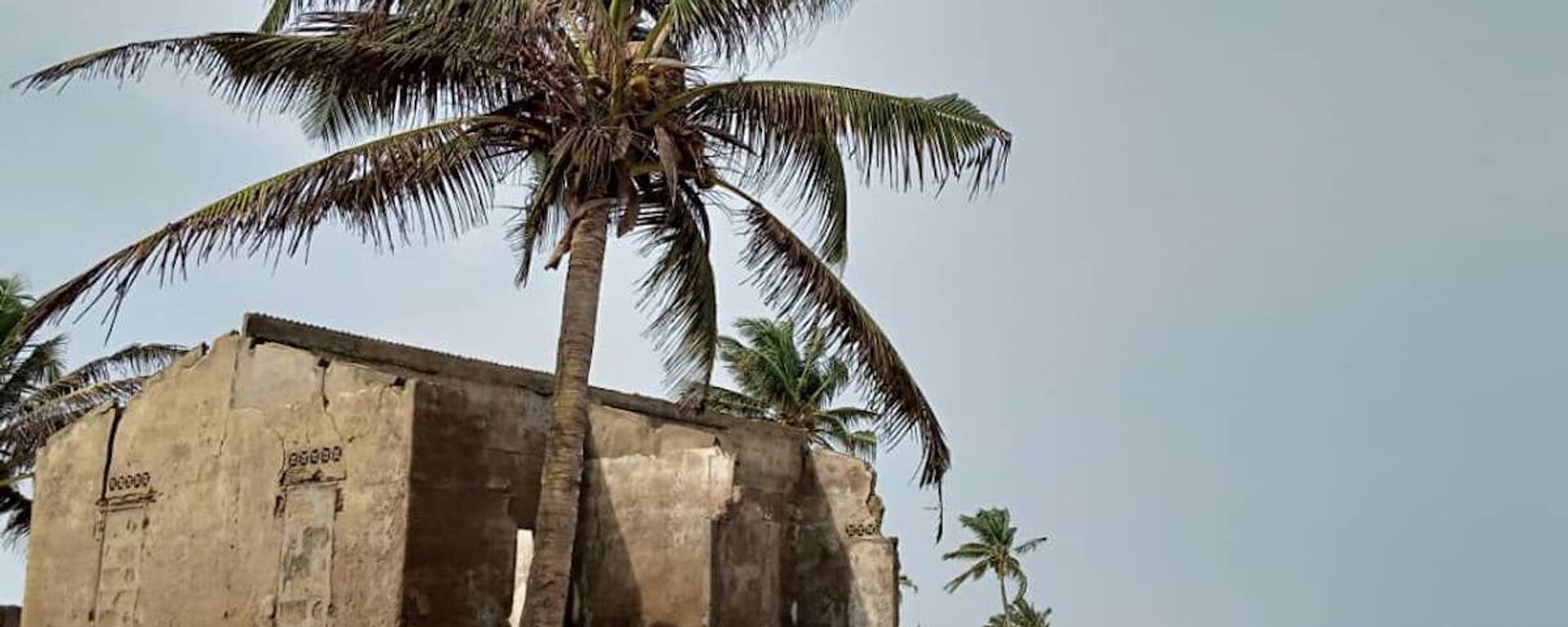 Restes de maisons abandonnées sur la côte togolaise à cause de l’érosion au village de Kossi Agbavi au Togo. - Sputnik Afrique, 1920, 30.07.2020