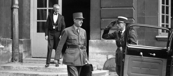 Le général Charles de Gaulle, sortant du conseil des ministres, quitte l'hôtel Matignon en octobre 1945. - Sputnik Afrique