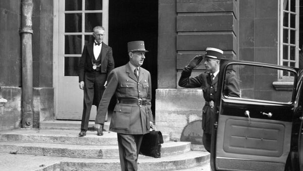 Le général Charles de Gaulle, sortant du conseil des ministres, quitte l'hôtel Matignon en octobre 1945. - Sputnik Afrique