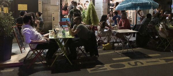 Une terrasse parisienne provisoire sur les places de parking devant un restaurant - Sputnik Afrique