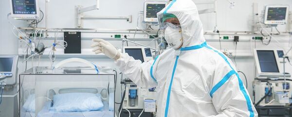 Un médecin dans une chambre d'hôpital du Centre Setchenov convertie pour le Covid-19 - Sputnik Afrique