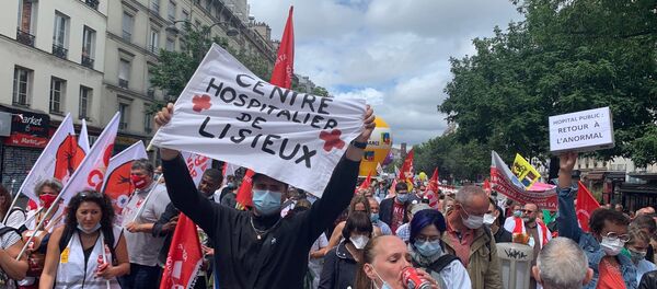 Des manifestations de soignants et de Gilets jaunes se tiennent à Paris le jour de la Fête nationale du 14 juillet - Sputnik Afrique
