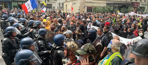 Des manifestations de soignants et de Gilets jaunes se tiennent à Paris le jour de la Fête nationale du 14 juillet - Sputnik Afrique