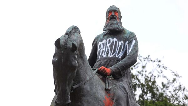 Une statue équestre de Léopold II recouverte de plusieurs inscriptions faisant référence au mouvement Black Lives Matter. - Sputnik Afrique