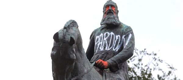 Une statue équestre de Léopold II recouverte de plusieurs inscriptions faisant référence au mouvement Black Lives Matter. - Sputnik Afrique