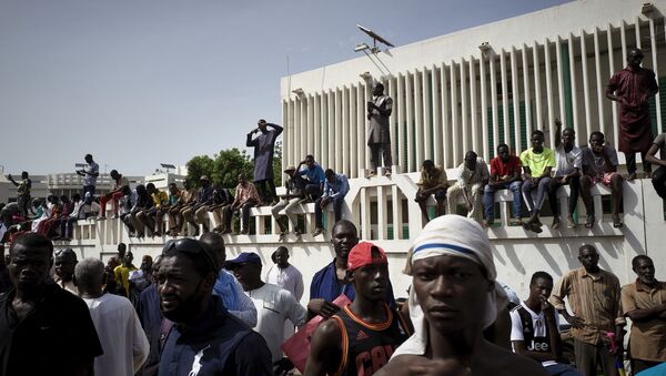 Des maliens manifestent à Bamako pour le départ de leur Président Ibrahim Boubacar Keita. - Sputnik Afrique