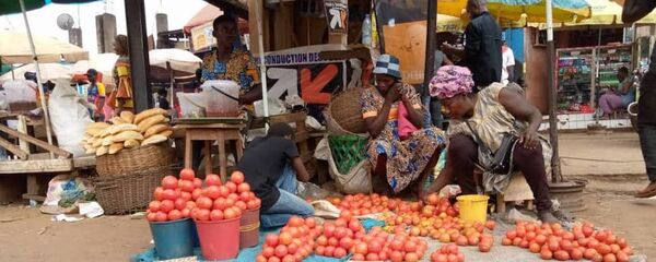 Marthe Nsa’a, revendeuse de tomates au marché Mokolo. Marthe Nsa’a, revendeuse de tomates au marché Mokolo. - Sputnik Afrique