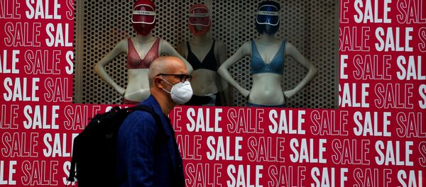 Un homme portant un masque - Sputnik Afrique