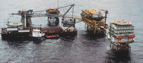 Plateforme pétrolière de forage offshore de la compagnie Elf Gabon, au large de la ville de Port Gentil le 29 mai 1990. - Sputnik Afrique