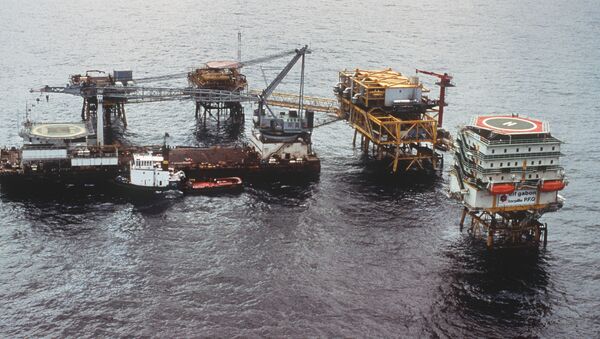 Plateforme pétrolière de forage offshore de la compagnie Elf Gabon, au large de la ville de Port Gentil le 29 mai 1990. - Sputnik Afrique