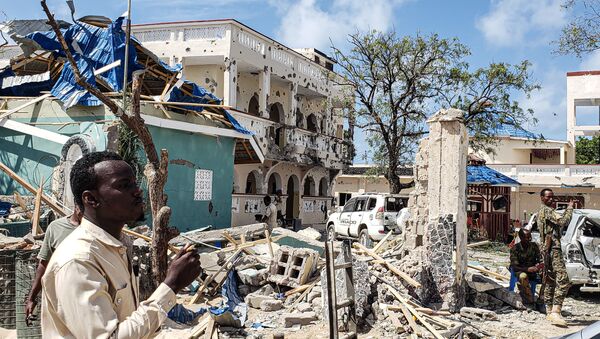 Des décombres après une explosion revendiquée par les Shebabs, en Somalie. - Sputnik Afrique