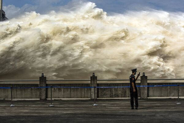 Images saisissantes d’un lâcher d’eau au barrage des Trois-Gorges en Chine

 - Sputnik Afrique