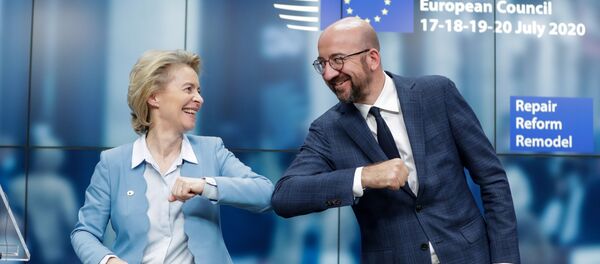 Ursula von der Leyen et Charles Michel au terme du Conseil européen à Bruxelles, le 21 juillet 2020 - Sputnik Afrique