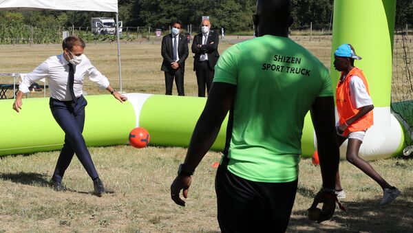 Macron joue au foot à Chambord - Sputnik Afrique