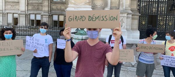 Des féministes se mobilisent en face de la mairie de Paris pour demander la démission de Christophe Girard, en raison de ses liens avec l’affaire Matzneff, le 23 juillet 2020 - Sputnik Afrique