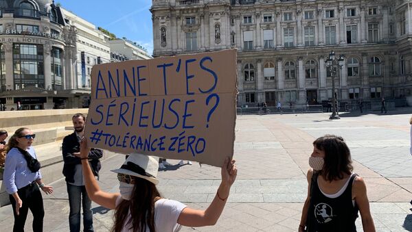 Des féministes se mobilisent en face de la mairie de Paris pour demander la démission de Christophe Girard, en raison de ses liens avec l’affaire Matzneff, le 23 juillet 2020 - Sputnik Afrique