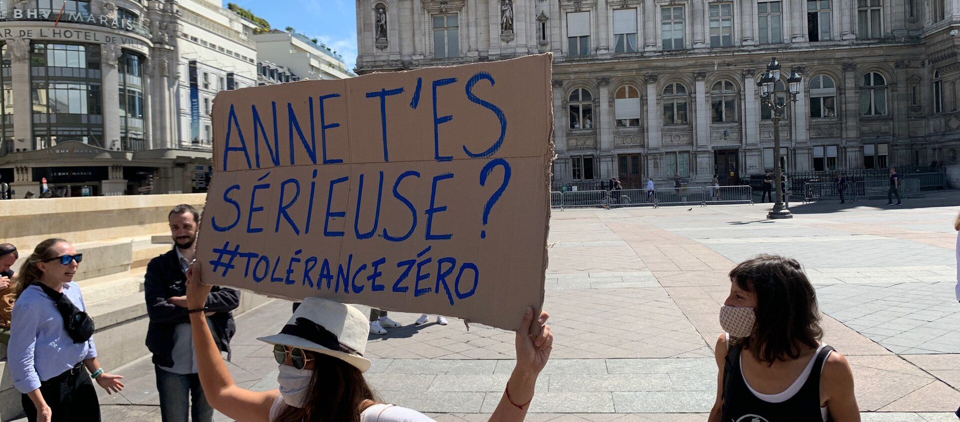 Des féministes se mobilisent en face de la mairie de Paris pour demander la démission de Christophe Girard, en raison de ses liens avec l’affaire Matzneff, le 23 juillet 2020 - Sputnik Afrique, 1920, 04.02.2021