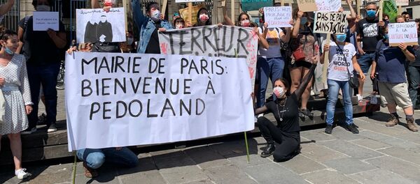 Des féministes se mobilisent en face de la mairie de Paris pour demander la démission de Christophe Girard, en raison de ses liens avec l’affaire Matzneff, le 23 juillet 2020 - Sputnik Afrique