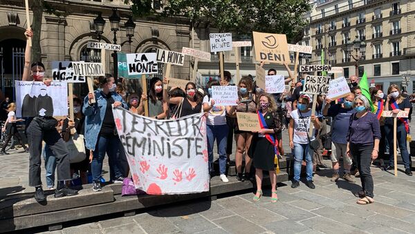 Des organisations féministes manifestent sur le parvis de l’Hôtel de Ville à Paris - Sputnik Afrique