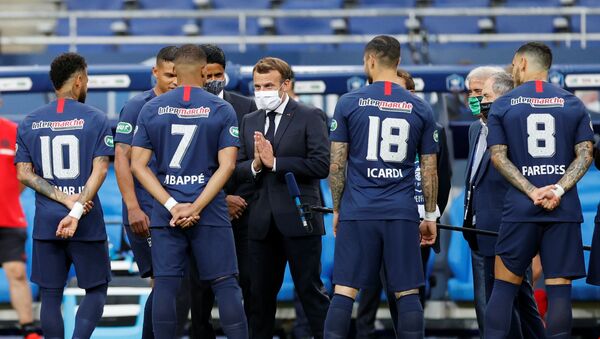 Emmanuel Macron échange avec Kylian Mbappé avant le début de la finale de la Coupe de France PSG-Saint-Etienne, 24 juillet 2020 - Sputnik Afrique