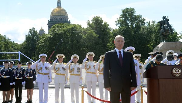 Vladimir Poutine lors du défilé naval à Saint-Pétersbourg  - Sputnik Afrique