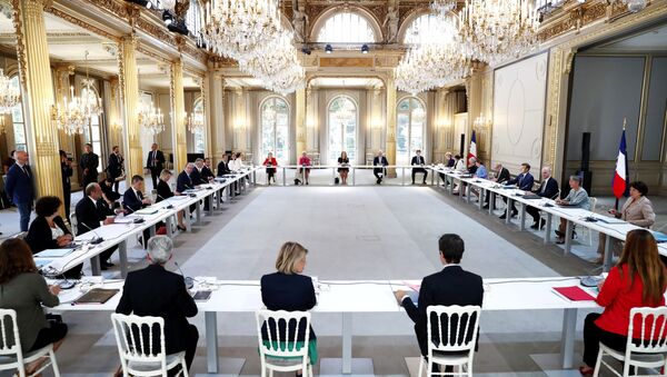 Emmanuel Macron, Jean Castex et les nouveaux ministres au premier Conseil des ministres à l’Élysée le 7 juillet 2020 - Sputnik Afrique