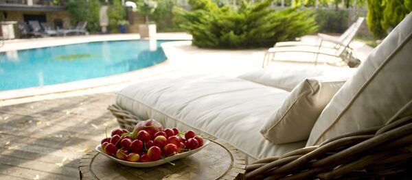 Devant une piscine Devant une piscine - Sputnik Afrique