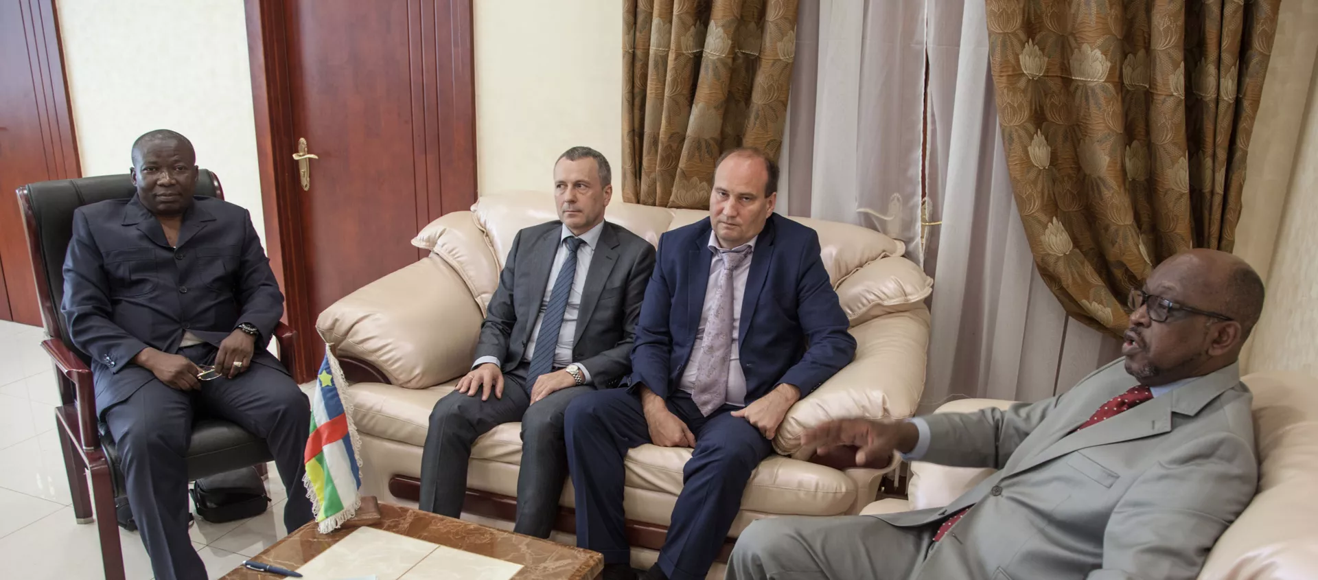 Valeri Zakharov, conseiller du Président de la République centrafricaine pour la sécurité nationale ( au centre à droite) et Henri Wanzet Linguissara, ministre de I'Intérieur chargé de la Sécurité Publique (à droite) - Sputnik Afrique, 1920, 28.07.2020
