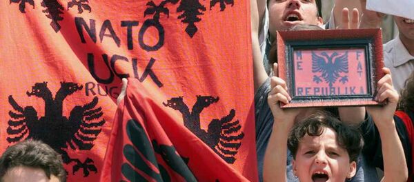 Des manifestants d'ethnie albanaise brandissent des drapeaux albanais dans la ville de Mitrovica  - Sputnik Afrique