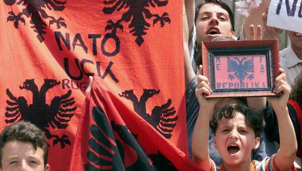 Des manifestants d'ethnie albanaise brandissent des drapeaux albanais dans la ville de Mitrovica  - Sputnik Afrique