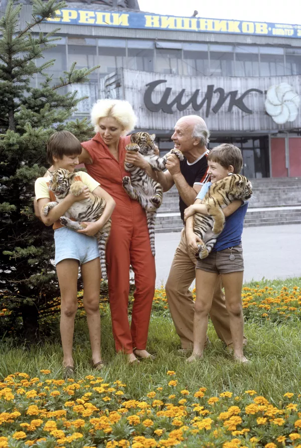 Les dresseurs Valter et Tatiana Zapachny et leurs fils Edgar et Askold avec de petits tigres devant le Cirque national de Novokouznetsk. Les dresseurs Valter et Tatiana Zapachny et leurs fils Edgar et Askold avec de petits tigres devant le Cirque national de Novokouznetsk. - Sputnik Afrique