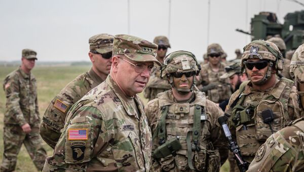 Ben Hodges, commandant des forces US en Europe s'entretient avec des soldats américains après des exercices en Pologne (archives photo) - Sputnik Afrique