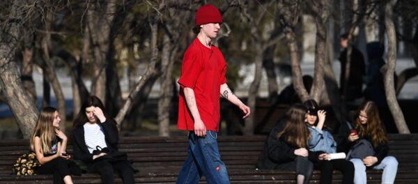 Des jeunes à Novossibirsk pendant la pandémie de Covid-19 (archive photo) - Sputnik Afrique