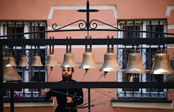 Le carillonneur Ivan Privalov sonne les cloches de l'église de l'apôtre Jean sur la place Nouvelle de Moscou. - Sputnik Afrique