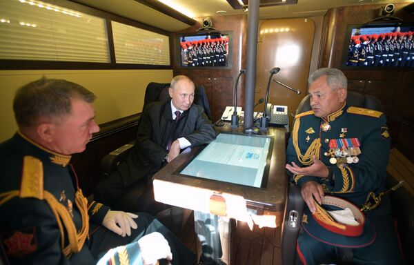 Vladimir Poutine, le ministre russe de la Défense Sergueï Choïgou (à droite) et le commandant de la région militaire de l’Ouest Alexandre Jouravlev (à gauche) dans la cabine de la vedette présidentielle lors d’une traversée du golfe de Finlande. - Sputnik Afrique