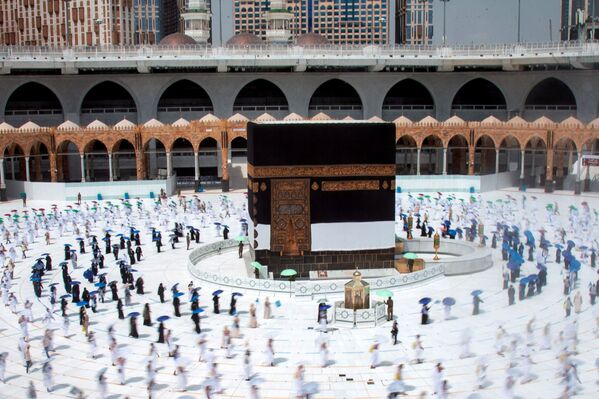 Des pèlerins font le tour de la Kaaba en respectant la distanciation sociale. - Sputnik Afrique