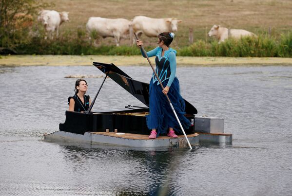 Musiciens lors d'un concert sur l'eau donné dans le cadre d'une répétition pour le Melting Flotte à Ricquebourg, France. - Sputnik Afrique