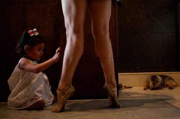 Une danseuse et sa fille pendant une répétition en ligne de la troupe Ballet de Monterrey, Mexique. - Sputnik Afrique