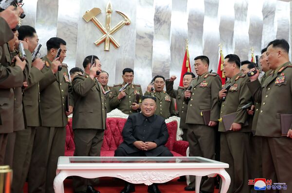 Kim Jong-un pose après la remise de pistolets commémoratifs à des officiers de l'armée nord-coréenne.  - Sputnik Afrique